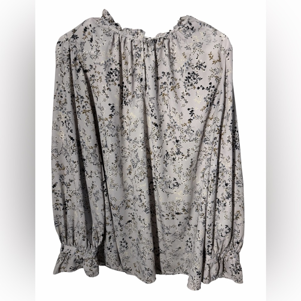 Women’s Ava & Viv 3X Boho Gray Floral blouse! Navy and white flowers! EUC! Cute!